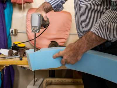 Rimossa dunque l�originaria imbottitura in paglia di lino, comincia a tagliare �a caldo� con una sega elettrica l�espanso (simile alla spugna)...